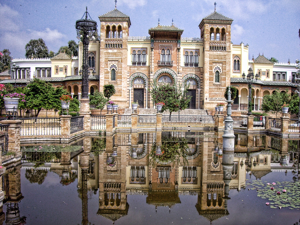 Sevilla España 10 De Julio De 2021 Objetos Decorativos Y Souvenirs Vendidos  En El Parque De María Luisa De Sevilla, Ciudad Emblemática Y Capital De La  Región De Andalucía, En El Sur