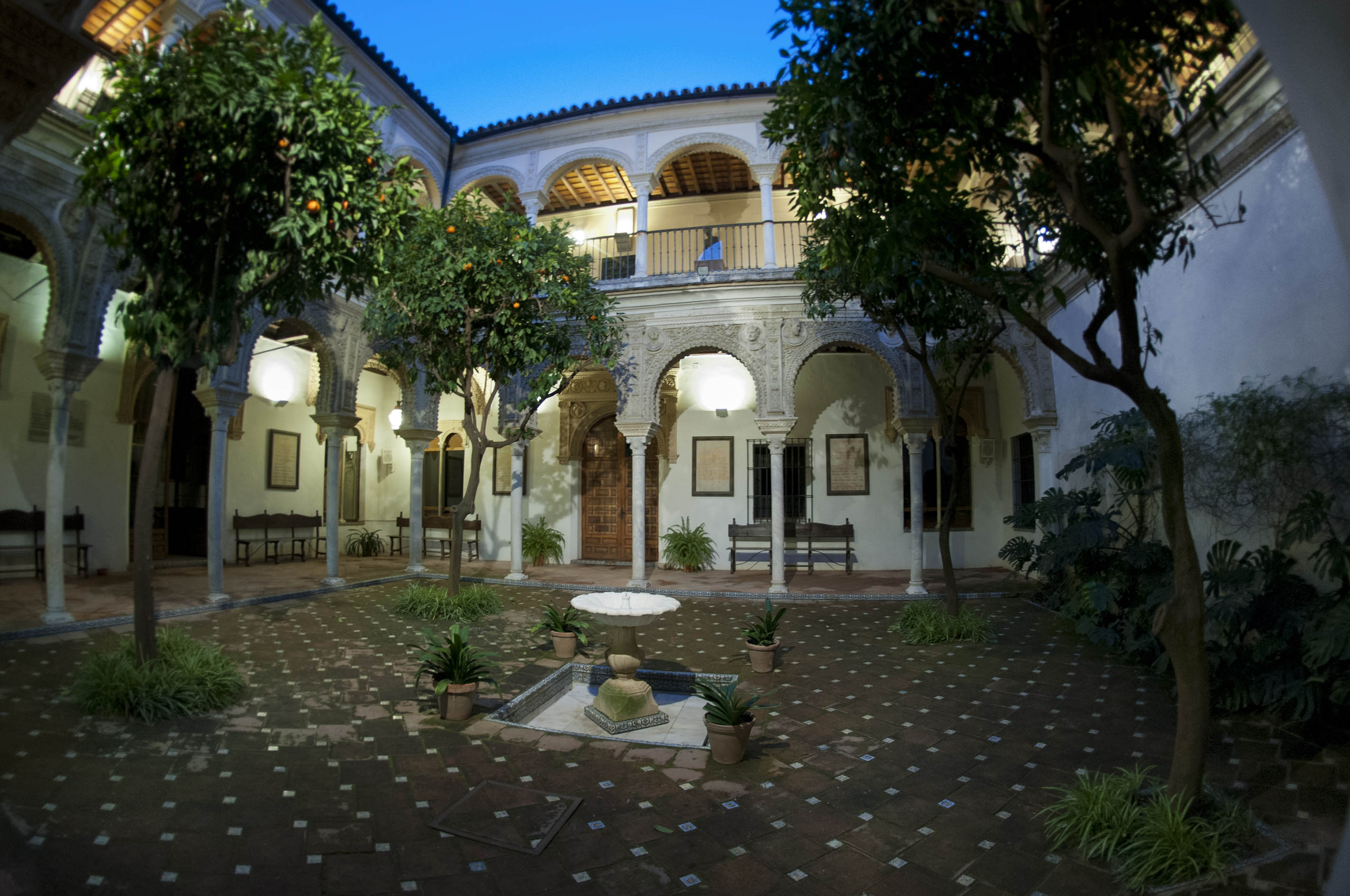 Visita nocturna a la casa de los Pinelo