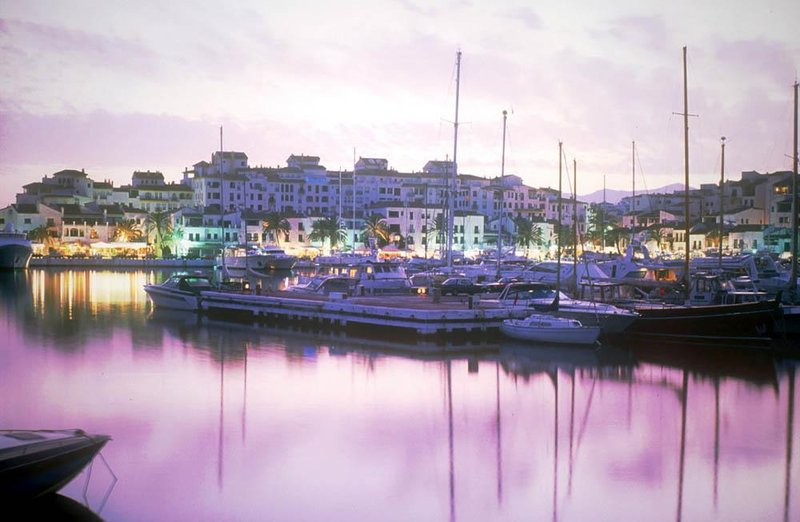 Marbella - Puerto Banus, Paseo exterior del Puerto