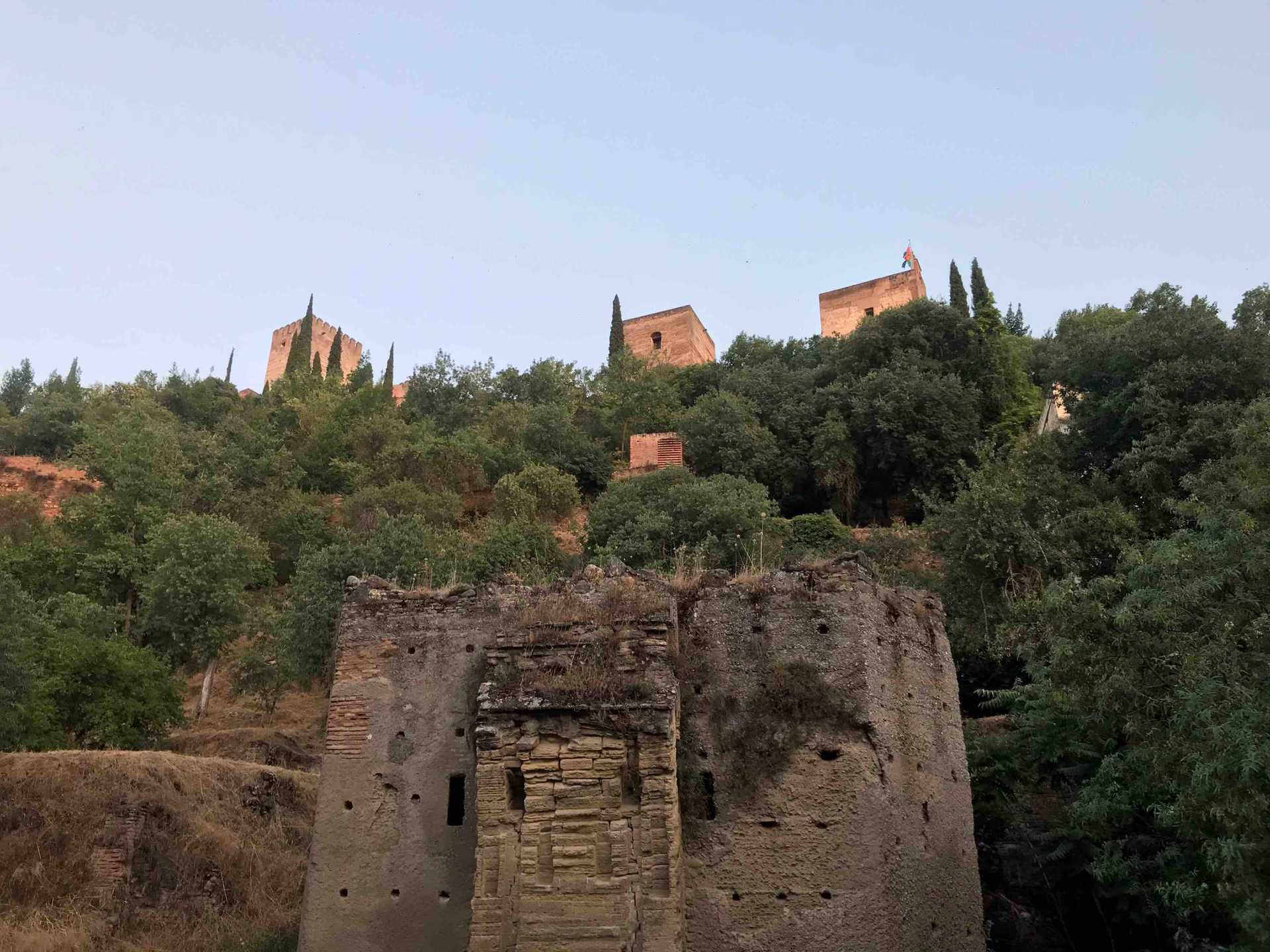 Día completo en Granada. Visita guiada privada de la Alhambra y los monumentos Hispanomusulmanes de la Dobla de Oro