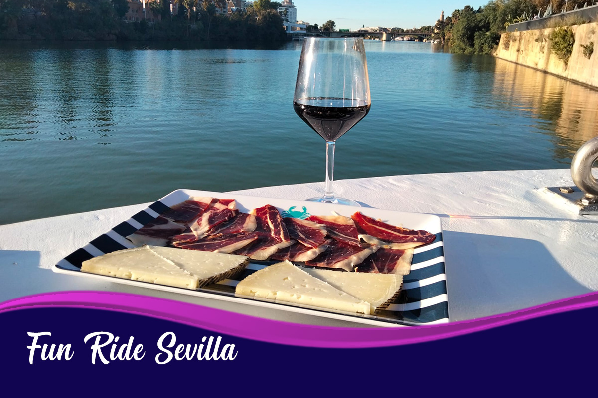 Sevilla: Paseo en barco por el Guadalquivir 90 min. con aperitivo y bebida.