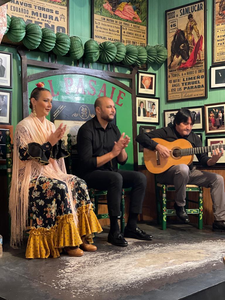 Experiencia Premium en Tabanco El Pasaje: vinos de Jerez, tapas y flamenco