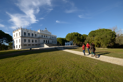 Der Palast El Acebrón und eine Route durch die Landschaften