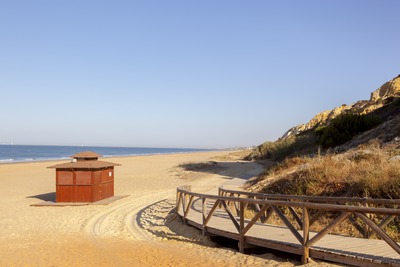 Las playas más kilométricas de Andalucía para disfrutar del verano con mayor tranquilidad