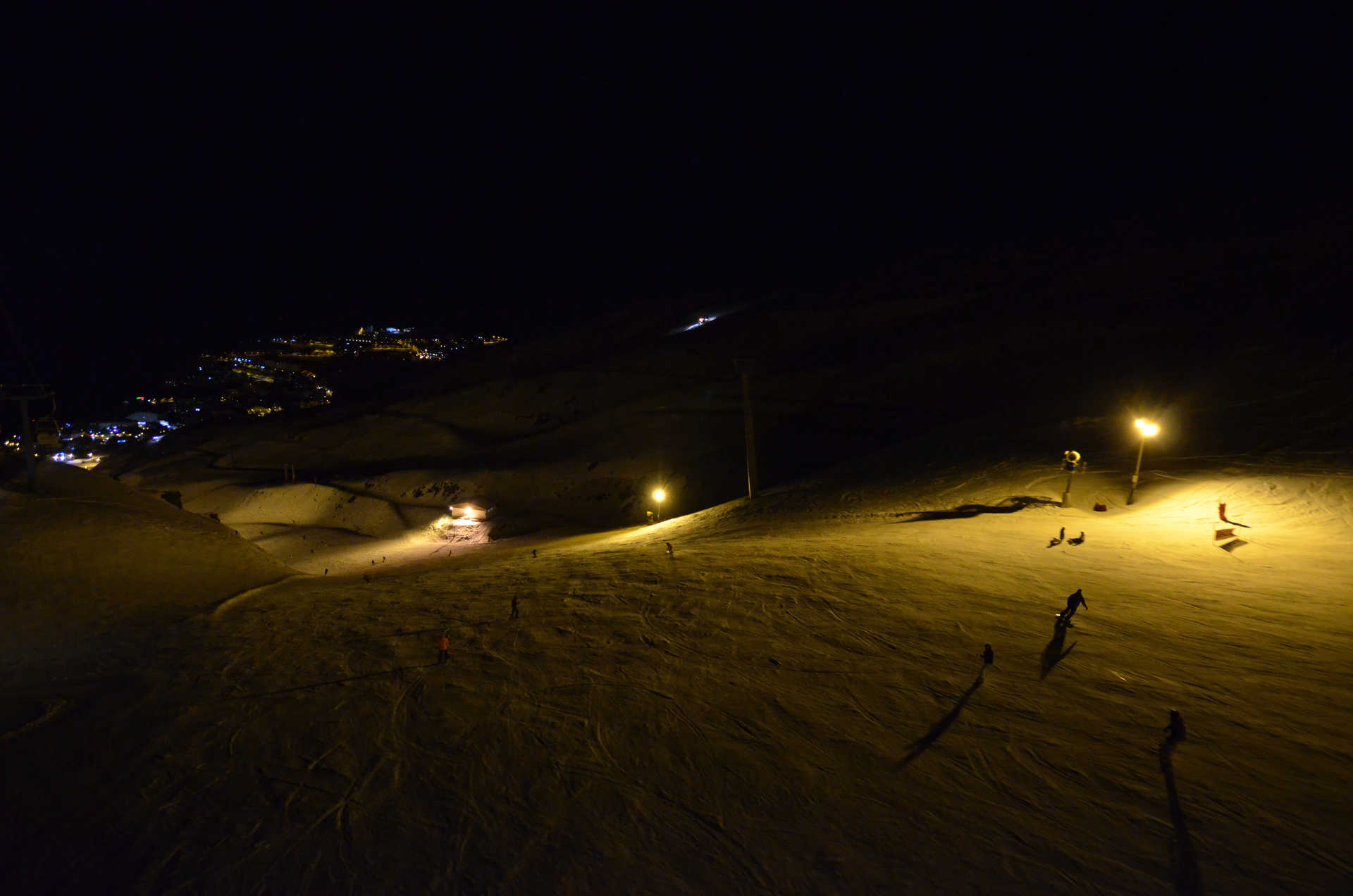 Esquí nocturno con las luces de Pradollano y Granada capital al fondo.jpg