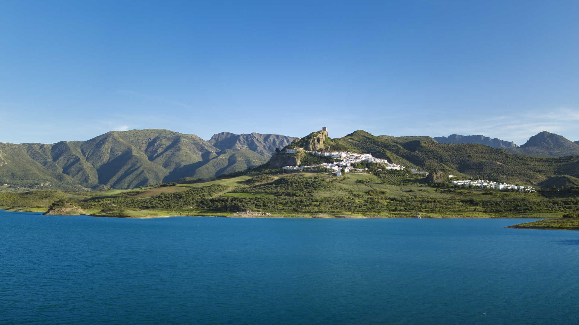 Zahara de la Sierra desde Embalse de Zahara 