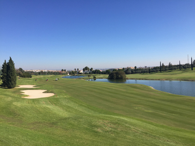 Zaudín Golf: Eine Golf-Oase in Sevilla mit festem Blick auf den Pelli-Turm