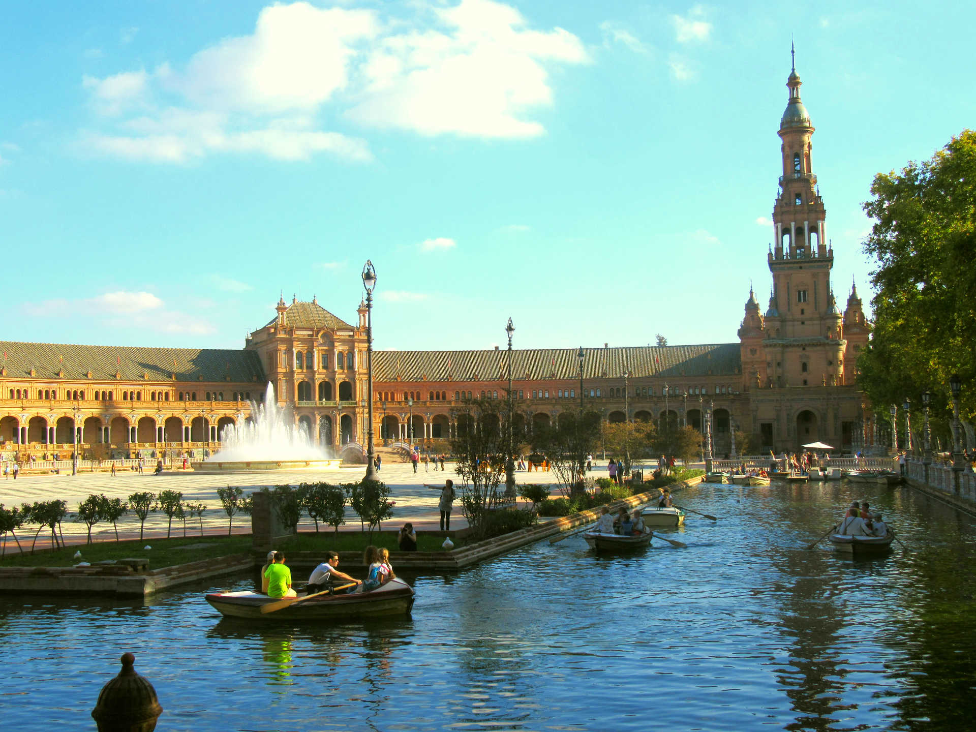 Plaza de España y canal en Sevilla.jpg