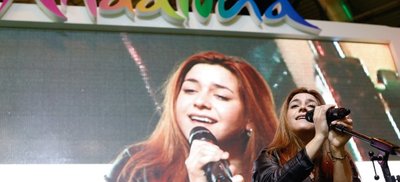 La joven cantante que encandiló a Alejandro Sanz, Marta Soto, en concierto en FITUR